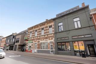 Goed onderhouden ééngezinswoning, centraal gelegen op een perceel van 100 m². Indeling: inkom, zonnige living, droge kelder, ruime ingerichte keuken, badkamer voorzien van toilet, douche en lavabo. Verdieping 1: 2 grote slaapkamers. Zolderverdieping: grote kamer en een bergruimte (mogelijkheid tot extra vierde kamer). Gezellige, deels overdekte koer. Elektriciteit conform.