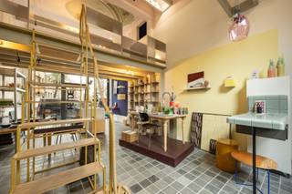 <p><span>Gebouw met diverse mogelijkheden</span></p><p><span> </span></p><p><span>De Provinciestraat is een levendige en centrale as in Antwerpen, op wandelafstand van het Centraal Station, Zurenborg en de hippe Dageraadplaats. </span></p><p><span> </span></p><p><span>Indeling </span><span>: </span></p><p><span>Dit gebouw omvat een handelspand met atelier op de benedenverdieping. </span></p><p><span>Daarboven vinden we 3 wooneenheden. </span></p><p><span> </span></p><p><span>Financieel</span><span>:</span></p><p><span>volledig verhuurd met een stabiel rendement van 4,00% Netto! </span></p><p><span> </span></p><p><span>Interesse in een bezoek of het opvragen van het dossier? Neem vandaag nog contact met ons op via 03/646.66.55 of lynn@sinjoor.be </span></p><p><span> </span></p><p><span> </span></p>