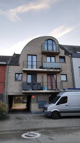 Centraal gelegen appartement gelegen op de eerste verdieping bestaat uit een living met open keuken (electrisch fornuis, dampkap, koelkast, spoelbak, oven), berging met verwarmingstoestel, badkamer (lavabo, badkamermeubel, ligbad met douchescherm, aansluiting wasmachine) apart toilet en 1 slaapkamer.Terras aan de straatzijde.De huurprijs is 715 €/m + 15 €/m gemeenschappelijke kosten.1 parkeerplaats buiten is eveneens voorzien en inbegrepen in de huurprijs.Op het gelijkvloers bevindt zich een gemeenschappelijke berging (water en electriciteitsaansluiting)