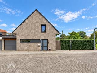 <p>Deze uitstekend onderhouden en instapklare woning ligt in een rustige en gegeerde woonomgeving van Assebroek en combineert ruimte, comfort en energiezuinig wonen.</p>
<p>Via de inkomhal met ingebouwde vestiaire en gastentoilet bereik je de ruime, lichtrijke leefruimte met gezellige zit- en eethoek. Grote raampartijen bieden een prachtig zicht op de tuin. Aansluitend bevindt zich de volledig uitgeruste open keuken met kwalitatieve AEG-toestellen en directe toegang tot het terras. Op de eerste verdieping bevinden zich 3 volwaardige slaapkamers, elk voorzien van ingemaakte kasten. Eén slaapkamer beschikt bovendien over een aparte bureauruimte. De badkamer is uitgerust met een inloopdouche, ligbad en dubbele lavabo. Er is ook een afzonderlijk toilet. De geïsoleerde zolder van ca. 20 m² biedt extra opbergruimte.</p>
<p>Buiten geniet je van een privatieve, onderhoudsvriendelijke zuidoostgerichte tuin met ruim terras en 2 automatische zonneluifels. Een garage en parkeermogelijkheden in de straat maken het geheel compleet.</p>
<p><strong><span>Extra troeven:</span></strong></p>
<ul>
<li>Energiezuinig (EPC A)</li>
<li>Zonnepanelen</li>
<li>Regenwaterput 7.000 L</li>
<li>Elektrische zonnescreens en rolluiken</li>
<li>Ingebouwde kasten in elke kamer</li>
<li>2 automatische zonneluifels</li>
<li>Instapklaar en uitstekend onderhouden</li>
<li>Rustige, gegeerde ligging</li>
<li>Camerabewaking en videofoon</li>
<li>Alle kamers TV aansluiting</li>
<li>Garage is met automatische sectionaalpoort</li>
<li>Ventilatie type C</li>
</ul>
<p>Deze woning is te koop ZONDER makelaar via het concept van Smart Houses! Wenst u verdere inlichtingen of een bezoek? Contacteer rechtstreeks de eigenaar via +32496361746</p>
<p>Wil je onmiddellijk een afspraak vast leggen? Dit kan via (link naar agenda)</p>