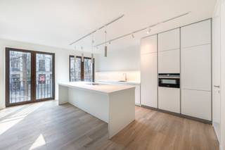 Situé sur la Graanmarkt, l’une des places les plus belles et les plus pleines de caractère d’Anvers, ce spacieux appartement se trouve au sein...