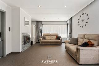 Voor meer info en foto’s, surf naar www.swevers.be – Op een rustige locatie in Houthalen-Helchteren vindt u deze instapklare open bebouwing op een ruim perceel van 2.364 m². De woning werd gebouwd in 1965 en biedt een bewoonbare oppervlakte van 160 m², aangevuld met tal van recente vernieuwingen. Zo werden in 2019 het dak, de waterleidingen en de riolering vernieuwd. Ook de elektriciteit werd volledig aangepakt. Sinds 2022 zijn er zonnepanelen aanwezig en in 2025 werden airco’s geplaatst. Binnen geniet u van een praktische indeling met inkomhal, lichtrijke leefruimte met houtkachel, keuken met zicht op de tuin en een aparte wasplaats. Op de eerste verdieping bevinden zich drie slaapkamers en een centraal gelegen badkamer. Daarnaast beschikt de woning over een kelder, ruime zolder en garage. De grote tuin is een absolute troef. Hier geniet u van rust, privacy, ingebouwde waterirrigatie en verschillende fruitbomen, waaronder pruim, appel, peer, perzik en notenboom. De aanwezige chalet biedt extra mogelijkheden dankzij een slaapkamer, badkamer, zolder met boiler en buitendouche. Ideaal als gastenverblijf, hobbyruimte of ontspanningsplek. Winkels, scholen, restaurants en openbaar vervoer bevinden zich vlot bereikbaar in de omgeving. Deze eigendom combineert comfortabel wonen, veel ruimte en buitenleven op een aangename locatie. Voor meer informatie, bel 011 255 155. Bron bewoonbare oppervlakte: EPC – verslag.