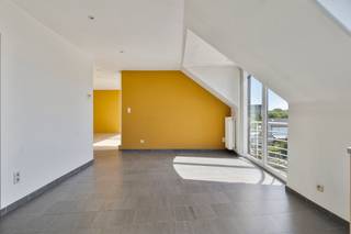 immo DAVID vous présente ce magnifique penthouse situé dans un immeuble de petite taille et bien entretenu, idéalement situé dans un environnement calme avec une excellente accessibilité.<br />L’appartement se compose d’un hall d’entrée avec WC séparé, d’un séjour lumineux et d’une spacieuse cuisine ouverte avec coin repas. Depuis le séjour, vous avez accès à une agréable terrasse orientée plein sud de 12 m², où vous pourrez profiter pleinement du soleil. Une buanderie pratique est également présente.<br />Ce magnifique penthouse comprend deux chambres de 17 m² et 10 m² et dispose d’une salle de bain entièrement équipée. L’immeuble date de 2004 et est équipé d’un ascenseur pour plus de confort.<br />Grâce à de très faibles charges communes et à un excellent score PEB, ce bien constitue une opportunité particulièrement intéressante.<br />L’emplacement est un atout majeur : vivre au calme à proximité du centre de Kobbegem, Zellik et Asse, avec des connexions faciles vers le Ring, la gare d’Asse, les écoles, les commerces de proximité, les supermarchés et la piste cyclable rapide. Les environs offrent de nombreux chemins de campagne idéaux pour de longues promenades, le jogging et les balades à vélo.<br />