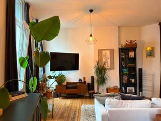 <p><span>In de geliefde Boomgaardstraat bevindt zich deze charmante woning met <strong>één slaapkamer </strong>verdeeld over drie verdiepingen. Dankzij de verschillende niveaus blijf je telkens nieuwe hoekjes en kantjes ontdekken.</span></p>
<p><span>Op het gelijkvloers kom je binnen in de keuken en eetruimte. De sfeer? Die zit meteen goed! Verder beschikt deze verdieping over een gastentoilet en leidt deze naar een <strong>ruime, bruikbare kelder</strong>, ideaal als extra bergruimte. Hier is bovendien de mogelijkheid om een wasplaats te voorzien.</span></p>
<p><span>De <strong>eerste verdieping</strong> vormt de gezellige leefruimte. Ook hier wordt het karakter van de woning doorgetrokken met een mooie authentieke vloer en een fijne lichtinval. Een aangename plek om te ontspannen of om gasten te ontvangen.</span></p>
<p><span>Op de <strong>tweede verdieping</strong> bevindt zich de slaapkamer met aansluitend een charmante <strong>mezzanine</strong>. Deze extra ruimte kan volledig naar eigen wens worden ingericht: als leeshoek, zithoek, bureau of gewoon als jouw eigen gezellige plekje. Vanuit de slaapkamer heb je toegang tot de badkamer, uitgerust met een tweede toilet, douche en ligbad.</span></p>
<p><span>Ook de <strong>ligging</strong> is een absolute troef. In de buurt vind je tal van gezellige adresjes voor een goede koffie, een uitgebreide lunch of een gezellig diner. Zo liggen onder andere <strong>Barchel</strong>, <strong>Barnini</strong> en <strong>Le Pain Quotidien</strong> in de omgeving. <br /><br />Ook voor wie zich graag vlot door de stad verplaatst, zit je hier goed: <strong>het Centraal Station, tram- en bushaltes </strong>zijn gemakkelijk bereikbaar, net als de belangrijkste invalswegen.<br /></span><span></span><br />- Huurprijs: 1.200 EUR per maand<br />- Kosten water, gas en elektriciteit zijn apart<br />- Huurwaarborg = 3 maanden huur<br />- Woninghuurovereenkomst startende 1 jaar (met mogelijkheid tot verlenging)<br />- Kosten plaatsbeschrijving = 50/50 tussen huurder en verhuurder<br />- Niet bemeubeld</p>
<p>Graag deze woning verder ontdekken? Plan gerust een bezoek in via volgende link: https://jamar.immo/te-huur/charmante-hoekwoning-met-1-slaapkamer-en-authentieke-elementen/ bij de knop "bezoek aanvragen"<br />Nog vragen? Contacteer roxanne@jamar.immo</p>