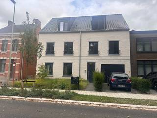 Dit appartement is gelegen op wandelafstand van de bus, bakker, winkels,... en is gelegen in een rustige straat. Het appartement is gelegen op de eerste verdieping en heeft op het gelijkvloers een extra berging en een parking. <br /><br />We komen het appartement binnen via een aparte inkomhal die toegang geeft tot de leefruimte. De leefruimte en keuken lopen in elkaar door en geven zicht en toegang tot het terras. <br />Hier kan je genieten van het zonnetje ( zuid gericht) en het is uitgerust met een zonnetent.<br /><br />Aan de keuken is de wasplaats voorzien. Verder beschikt het appartement over een apart toilet, een badkamer en 2 slaapkamers.<br /><br />* Beschikbaar vanaf 1 november 2026<br />* PLBE<br />* 3 maanden HWB<br />*€75/mnd Gemeenschappelijke kosten