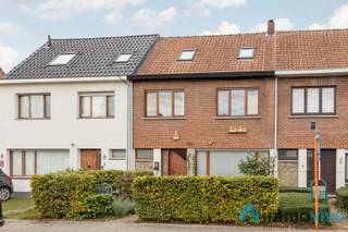 <h3><strong>Algemeen</strong></h3><p>In de rustige en gegeerde Rodenbachwijk in Hove vinden we, in de Huib-Hostelaan 4, deze op te frissen maar charmante rijwoning terug. De woning valt op door haar brede gevel, het gezellige voortuintje en de zonnige zuidwest-gerichte tuin met aansluitende garage. De garage is bereikbaar via de Jef Van Hooflei en beschikt over een oprit — een groot pluspunt in deze buurt.</p><p>Binnenin ontdek je een lichtrijke gezinswoning met vier slaapkamers, een droge kelder en een aangename leefruimte met zicht op de tuin. De ligging is ronduit ideaal: een kalme, groene straat op wandelafstand van winkels, scholen en openbaar vervoer.</p><p><br /> </p><h3>Indeling</h3><p>Op het gelijkvloers vind je een inkomhal met gastentoilet en handenwasser, een gezellige leefruimte en een keuken met uitzicht op de tuin. De kelder is ruim en droog, met plaats voor wasmachine, droogkast en zelfs een bureauhoek.</p><p>Op de eerste verdieping bevinden zich drie volwaardige slaapkamers en een badkamer met bad, toilet en dubbele lavabo. De zolderverdieping biedt nog een ruime vierde slaapkamer met extra inloopdressing. De zonnige, zuidwest-gerichte tuin vormt een heerlijke buitenruimte met directe toegang tot de garage.</p><p><br /> </p><h3>Interesse</h3><p>Een ideale gezinswoning of starterswoning met potentieel, gelegen in een bijzonder rustige en aangename wijk.<br />Aarzel niet en bel snel voor een afspraak op 03/459.89.59 of mail naar <strong>wa</strong><strong>nnes@immovivo.be</strong><span><strong></strong></span><strong>.</strong></p>