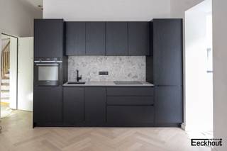 Dit splinternieuwe appartement met LUXE-afwerking bevindt zich op de tweede verdieping in een standingvol gebouw met prachtige gevel in modernistische stijl op enkele meters van het strand en de winkelstraat.<br />Indeling: inkomhal, woonkamer met open keuken, berging, badkamer met inloopdouche, toilet en lavabomeubel, 1 slaapkamer.<br />Het appartement werd met moderne luxe-elementen afgewerkt. Denk maar aan een prachtig visgraatparket, gerectificeerde tegels (1m20 x 1m20), een gepantserde veiligheidsdeur, privatieve verwarming (hoogrendementsketels op aardgas met gsm-module op afstand), kleurvideofonie met gsm-module op afstand, design sanitair, inloopdouches op tegelvloer (geen douchebak), <br />Privatieve kelderberging.<br />In het gebouw is er tevens een ruime fietsenberging met meerdere laadpunten en een gemeenschappelijk dakterras waar men een ganse dag kan genieten van de zon!<br />Verkoop onder registratierechten (geen BTW)!