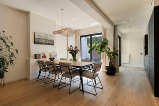 Cet appartement est situé dans le très recherché quartier du Markgrave et a été entièrement rénové en 2023.  Disposition : En entrant, vous découvrez un hall d’entrée compact mais fonctionnel. L’appartement s’ouvre ensuite sur un spacieux séjour où le chaleureux parquet en chêne attire immédiatement l’attention. Grâce à la hauteur sous plafond et aux grandes baies vitrées coulissantes, l’espace bénéficie d’une belle luminosité naturelle tout au long de la journée ainsi que d’une agréable vue sur la terrasse et le jardin.  Dans le prolongement du séjour se trouve la cuisine entièrement équipée et réalisée avec des matériaux de qualité. Celle-ci dispose d’un plan de travail en céramique et comprend un réfrigérateur encastré, un congélateur, un four, une plaque vitrocéramique, une hotte et un lave-vaisselle. Les carreaux verts en motif chevrons et l’étagère murale apportent du caractère et de la chaleur à l’ensemble.  Depuis le séjour, deux grandes baies vitrées donnent directement accès à la terrasse et au jardin aménagé. À l’arrière, vous profitez d’un environnement particulièrement verdoyant et dégagé avec vue sur le Hof van Leysen.  Depuis le coin salon, vous accédez à la chambre spacieuse, offrant suffisamment de place pour un lit double et des espaces de rangement supplémentaires. La salle de bains attenante est équipée d’une douche à l’italienne, d’un meuble lavabo, d’un sèche-serviettes et d’un miroir chauffant.  L’appartement dispose également d’un WC invités ainsi que d’une buanderie avec espace de rangement supplémentaire.  Atouts :  Entièrement rénové en 2023. Matériaux de qualité. Buanderie séparée avec espace de rangement supplémentaire. Cave privative. Excellent score énergétique : EPC B.