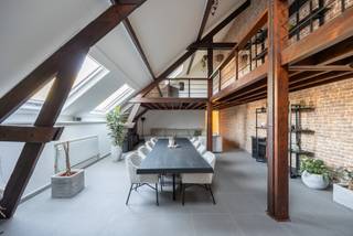 This spacious villa is situated on the green border of Kalmthout and Brasschaat, in a residential area with an exclusive appeal. Here, you live...