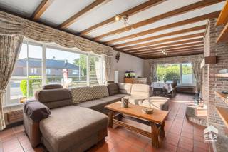 [[ DIT PAND NEEMT DEEL AAN DE ERA OPEN HUIZEN DAG OP 19/9 VAN 11:00 TOT 12:00 ]]<br /> 
<p>Deze gelijkvloerse woning ligt in een rustige, groene omgeving nabij Kaulille. Wandelaars en natuurliefhebbers kunnen hier volop genieten van de vele wandelroutes in de buurt. Ook scholen, openbaar vervoer, winkels en horecazaken zijn vlot bereikbaar. Bovendien ligt de woning op korte afstand van de Nederlandse grens.<br /> </p>

<p>De woning dateert uit 1975 en beschikt over 3 slaapkamers, een ruime en lichtrijke woonkamer en een ruime keuken die aansluit op de wasplaats/berging. Daarnaast is er een kelder die extra bergruimte biedt. Dankzij de gelijkvloerse indeling is de woning praktisch en toegankelijk, en met het perceel van 909 m² zijn er heel wat mogelijkheden om er helemaal je eigen thuis van te maken.<br /><br />Buiten geniet je van een grote, volledig omheinde tuin met een sfeervolle vijver. De woning beschikt verder over een garage, carport en een elektrische toegangspoort. Het ruime perceel biedt voldoende plaats en mogelijkheden voor wie graag geniet van een groene buitenomgeving.</p>

<p><br /><strong>Enkele troeven:</strong></p>

<ul><li>Gelijkvloers wonen: Alles bevindt zich op één niveau, wat zorgt voor een praktische indeling.</li><li>Ruim perceel: De woning staat op een mooi perceel van 909 m².</li><li>Veel lichtinval: De ruime woonkamer geniet van veel natuurlijk licht.</li><li>Rustige ligging: Gelegen in een groene omgeving met wandelroutes vlakbij.</li></ul>
<br />Aarzel niet om een bezoek te plannen en ontdek zelf de troeven van deze woning met haar unieke ligging en uitzicht via impact@era.be of bel 089 46 48 63. Khaz helpt je graag verder met een bezichtiging!<br />