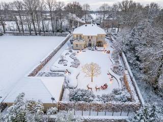 Deze exclusieve villa biedt een unieke combinatie van elegantie en hedendaags comfort. De prachtig aangelegde en omheinde tuin maakt het...