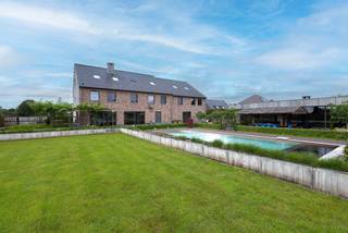 Idéalement située, cette villa spacieuse d'une superficie habitable de 975m² se trouve sur un magnifique domaine de 1,3 hectare, faisant de...