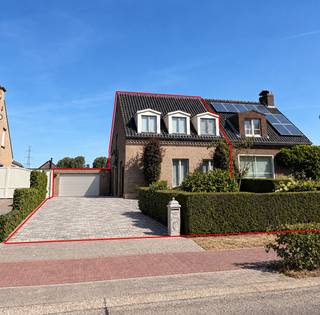 Te koop – Halfopen bebouwing met 3 slaapkamers, 2 badkamers en ruime garage in Steendorp
Deze ruime halfopen bebouwing is gelegen aan de Kapelstraat in Steendorp en staat op een perceel van ongeveer 535 m². De woning beschikt over een totale bewoonbare oppervlakte van circa 198 m², verdeeld over een gelijkvloerse verdieping van ongeveer 120 m² en een eerste verdieping van ongeveer 78 m². Daarnaast zijn er nog een zolder, een overdekt terras en een ruime garage aanwezig.
Op het gelijkvloers bevinden zich de leefruimtes van de woning, aangevuld met verschillende praktische voorzieningen. De woning beschikt in totaal over 3 slaapkamers en 2 badkamers. In 2013 werd de woning gedeeltelijk verbouwd.
Een opvallend onderdeel van de woning is de ruime garage van ongeveer 67 m². Deze biedt veel plaats en beschikt bovendien over een extra keuken. De garage vormt hierdoor een bijkomende, praktische ruimte bij het geheel van de woning.
Aan de voorzijde beschikt het perceel over een ruime oprit en voortuin. Achteraan bevindt zich een tuin die aansluit op de woning en het overdekte terras. De totale perceeloppervlakte bedraagt ongeveer 535 m².
Bovenop de twee woonverdiepingen beschikt de woning over een zolderruimte, die bijkomende bergruimte biedt. Het overdekte terras vormt een extra buitenruimte die aansluit op de woning en de tuin.
Kenmerken:
- Halfopen bebouwing
- Perceeloppervlakte: ±535 m²
- Totale bewoonbare oppervlakte: ±198 m²
- Gelijkvloers: ±120 m²
- Eerste verdieping: ±78 m²
- 3 slaapkamers
- 2 badkamers
- Zolderruimte
- Overdekt terras
- Garage: ±67 m²
- Extra keuken in de garage
- Ruime oprit en voortuin
- Tuin
- Gedeeltelijk verbouwd in 2015
- Gelegen aan de Kapelstraat in Steendorp