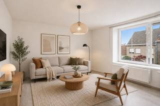Centraal gelegen in Assebroek bevindt zich dit veelzijdige opbrengsteigendom op een perceel van 240 m², bestaande uit een handelsgelijkvloers met bovenliggend appartement en een afzonderlijk duplex appartement. Dankzij de nabijheid van invalswegen, scholen en winkels geniet u hier van een uitstekende bereikbaarheid en visibiliteit.<br />Het handelsgelijkvloers (ca. 106 m²) omvat een lichtrijke winkelruimte, bureau, keuken, archiefruimte, apart toilet, toegang tot de tuin en 2 private parkeerplaatsen. Het appartement op de eerste verdieping (ca. 71 m²) maakt integraal deel uit van deze handelsruimte en omvat een leefruimte, ingerichte keuken, slaapkamer en badkamer (geen aparte entiteit, dus geen domicilie mogelijk).<br />De tweede verdieping en duplex vormen een bijkomend appartement met open leefruimte en keuken, slaapkamer en sanitair.<br />Het gebouw beschikt grotendeels over vernieuwde beglazing en een geïsoleerd dak. Er zijn geen syndicuskosten, wat dit pand extra interessant maakt als investering. Ideaal voor een combinatie van wonen en werken!