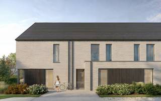 Op lot 1 in onze familievriendelijke woonbuurt aan de Torhoutsestraat in Ruddervoorde bouwt Danneels deze ruime halfopen bebouwing in moderne stijl op een mooi perceel met een ideale zuidwest oriëntatie. <br /><br />De leefruimte heeft een leuk bureauhoekje &amp; loopt naadloos over in de ingerichte eilandkeuken met naastgelegen berging. Eetkamer &amp; keuken geven uit op de zongerichte tuin met gezellig terras.<br /><br />Op de verdiepingen 3 ruime slaapkamers, een ingerichte badkamer, apart toilet én berging. Garage &amp; extra parkeerplaats achteraan de tuin.<br /><br />Deze zeer energiezuinige woning (E-peil 9!) is uitgerust met een geothermische warmtepomp, vloerverwarming, zonnepanelen, hoogrendementsbeglazing en slimme ventilatie.<br /><br />Jouw keuken, badkamer &amp; tegels kies je zelf uit in de toonzalen van onze partners. Danneels werkt je nieuwe thuis sleutel-op-de-deur af tegen een vaste prijs &amp; timing. Onze klantenbegeleider ontzorgt je tijdens het bouwtraject. Ook de aanleg van het terras, de paden en de tuinafsluiting zitten in de prijs.