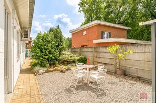 Deze op te frissen bungalow van circa 130 m² is gelegen in een rustige, groene wijk van Genk, ideaal voor wie houdt van rust. De woning is voorzien...