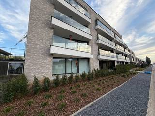 <br /><strong>Stijlvol gelijkvloers appartement van 80m² in het centrum van Maasmechelen.</strong><br /><br />Zeer centrale ligging, in de nabijheid van het winkelcentrum M2, de Pauwengraaf en Maasmechelen Village en de autostrades richting Nl. en Brussel/A’pen.<br /><br />Dit mooie appartement bestaat uit een inkomhal, een living met een moderne open keuken voorzien van alle apparatuur. Daarnaast is er een apart toilet, een berging, 2 slaapkamer en een badkamer met wastafelmeubel en douche.<br /><br />Aan de voorzijde van het gebouw beschikt men over een terras van 10m².<br /><br />In de ondergrondse afgesloten parkeergarage bevinden zich de autostaanplaats en de kelderberging.<br /><br />Er is een tevens lift aanwezig voor uw maximaal wooncomfort. Verder wordt het appartement voorzien van vloerverwarming.<br /><br />De gemeenschappelijke lasten bedragen 85 euro per maand.<br /><br />Dit prachtig appartement is per direct beschikbaar.<br /><br />Bij interesse kan u best uw telefoonnummer nalaten zodat wij u kunnen contacteren.<br />Alle kandidaat-huurders worden opgebeld in volgorde zoals de aanvragen binnenkomen.<br />Bedankt voor uw geduld.