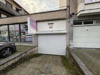 Ondergrondse parkeerplaatsen te koop tussen Oosterveld en Pulhof (Groenenborgerlaan)<br /><br />Overdekte ondergrondse parkeerplaatsen te koop tussen Oosterveld en Pulhof aan 14.000 en 18.000 EUR/plaats.<br /><br />Bent u op zoek naar een veilige, comfortabele én perfect gelegen parkeerplaats in tussen Wilrijk en Berchem? Deze overdekte parkeerplaatsen bevinden zich tussen de wijk Pulhof en Oosterveld, op de kruising van de Groeneborgerlaan en de Prins Boudewijnlaan, een uitzonderlijk vlot bereikbare locatie, vlakbij de belangrijkste autosnelwegen.<br /><br />• Overdekte parkeerplek: uw wagen staat beschermd tegen regen, hagel en zon<br />• Elektrische toegangspoort met afstandsbediening: comfortabel binnenrijden zonder uit te stappen<br />• Strategische ligging, ideaal voor bewoners van Pulhof, Oosterveld en omgeving<br />• Meerdere plaatsen beschikbaar, ideaal voor particulieren én investeerders<br />• Rechtstreeks te koop bij de eigenaar<br />• Enkele plaatsen zijn momenteel verhuurd, ideaal voor onmiddellijke opbrengst als investering<br />• Max hoogte wagen +/- 1m83<br /><br />Perfect voor wie een parkeeroplossing zoekt voor eigen gebruik, verhuur of investering.<br /><br />Interesse?<br />Contacteer eigenaar voor meer info, prijs en bezichtiging.