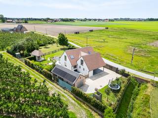 Bent u op zoek naar een ruime gezinswoning op een uitzonderlijk rustige ligging? Dan is deze prachtige landelijke woning in Kortemark (nabij Torhout) beslist een bezoek waard!<br />Gelegen op een perceel van maar liefst 2.100 m² en met een bewoonbare oppervlakte van ongeveer 235 m², geniet u hier van ruimte, privacy en een prachtig groen uitzicht.<br /><br />Indeling: Via de ruime oprit met plaats voor meerdere wagens bereikt u de woning. Binnenkomen doet u via de inkomhal met gastentoilet. Vervolgens treft u de lichtrijke leefruimte met zicht op het terras en de grote tuin. De ingerichte keuken sluit naadloos aan op de leefruimte en wordt aangevuld met een praktische berging en wasplaats. Verder beschikt de gelijkvloerse verdieping over een badkamer.<br />Op de verdieping bevinden zich de nachthal, een apart toilet, een bureau, een extra berging, drie volwaardige slaapkamers en een ruime dressing.<br />Bijkomende troef is de volledig onderkelderde woning, ideaal als opslagruimte, hobbyruimte of werkplaats.<br />Buiten geniet u van een prachtig aangelegde tuin en een gemetst bijgebouw met tal van mogelijkheden.<br /><br />Troeven<br />✅ Zeer rustige en landelijke ligging<br />✅ Perceeloppervlakte van 2.100 m²<br />✅ Bewoonbare oppervlakte van ca. 235 m²<br />✅ Volledig onderkelderd<br />✅ 3 ruime slaapkamers en dressing<br />✅ Bureau aanwezig<br />✅ Grote oprit voor meerdere voertuigen<br />✅ Gemetst bijgebouw, voorzien van zonnepanelen<br />✅ Veel privacy en groen rondom de woning<br />✅ EPC label C<br /><br />📞 Op zoek naar ruimte, rust en landelijke charme? Contacteer Vastgoed Sinnaeve voor meer informatie of een bezoek ter plaatse.