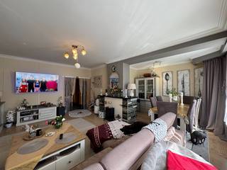 een lichtrijk appartement gesitueerd op VERD. 1 er omvattende een inkomhall, leefruimte-eetplaats in L-vorm, buro, ingerichte keuken uitgevend...