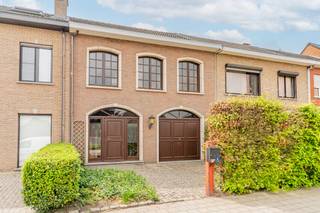Ligging: rustig en centraal gelegen in de dorpskern van Oud-Turnhout vlakbij scholen, openbaar vervoer, winkels en met een vlotte verbinding...
