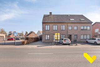 Deze woning, gelegen in het centrum van Dessel, is met een bewoonbare oppervlakte van 172m² aangenaam ruim en omvat veel 'natuurlijk' lichtinval...