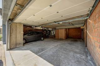 <p><span>Mogelijkheid tot aankoop van 3 overdekte autostaanplaatsen met moderne, elektrische bediende garagepoort.<br /><br />Deel links: Ruime, enkele autostaanplaats aan 20.000 €<br />Deel rechts: Dubbele achter-elkaar autostaanplaats (of naast het stallen van een auto nog ruime extra bergruimte): 24.000 €<br />(linkse & rechtse deel kunnen samen of apart gekocht worden)<br /><br />Ideaal om zelf te gebruiken of als investering voor verhuur.</span></p><p><span>Ben jij geïnteresseerd in deze autostaanplaats te koop in Deurne, ben je op zoek naar ander vastgoed, een investering of wens je de waarde van jouw eigendom te kennen? Dan ben je bij BOLT immo aan het juiste adres! Wij helpen jou graag verder.</span></p>