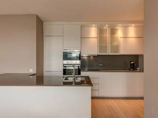 <p><span>Appartement lumineux de 2 chambres, prêt à emménager, avec une grande terrasse !</span></p><p><span>Cet appartement de caractère, doté d’un bon indice de performance énergétique (EPC), est situé au</span><span><sup>7e</sup></span><span></span><span> étage d’un immeuble avec ascenseur, au cœur de la célèbre avenue Fruithoflaan. La lumière naturelle et la vue rustique depuis la vaste terrasse constituent le fil conducteur de cet appartement. Son excellent score Mobiscore de 9,3/10 s'explique par la présence, à quelques minutes à pied, de nombreux commerces, écoles, parcs, restaurants et installations sportives. Les transports en commun et les principaux axes routiers sont également à proximité immédiate. En bref, un bien parfait pour y vivre, mais aussi un investissement intéressant offrant un beau rendement ! </span></p><p><span> </span></p><p><span>L'appartement présente l'agencement suivant :</span></p><p><span> </span></p><p><span>Hall d’entrée, pièce à vivre &, cuisine :</span></p><p><span>Vous entrez dans l’appartement par le hall d’entrée indépendant, qui offre suffisamment d’espace pour un vestiaire. Le regard est immédiatement attiré par le parquet à carreaux d’origine qui recouvre la quasi-totalité de l’appartement. Le salon bénéficie d’une lumière naturelle abondante, d’une vue magnifique et est équipé de volets roulants électriques. Juste à côté, vous trouverez la cuisine avec un haut niveau d’ "t un style vintage", équipée d’une plaque de cuisson électrique, d’une hotte, d’un four, d’un lave-vaisselle, d’un évier à un bac et demi, ainsi que de nombreux plans de travail et espaces de rangement. À l’avenir, il sera possible d’ouvrir l’espace de la cuisine. </span></p><p><span> </span></p><p><span>Hall de nuit, chambres, salle de bains & WC :</span></p><p><span>Le couloir de nuit, doté d’une armoire encastrée, donne accès aux spacieuses chambres d’environ 11 et 13,5 m². Les deux chambres sont également revêtues d’un magnifique parquet et disposent de volets roulants électriques. L’une des chambres est équipée d’une grande armoire murale encastrée. La salle de bains, facile d’entretien et dotée de carrelages muraux et de sol de style rétro, comprend une baignoire-douche, un lavabo avec meuble de toilette, une armoire murale et des branchements pour la machine à laver et le sèche-linge. Ce style se retrouve dans les toilettes séparées, équipées d’un lavabo.</span></p><p><span> </span></p><p><span>Terrasse, cave et place de garage :</span></p><p><span>L'appartement dispose d'une vaste terrasse d'environ 19 m². Vous pourrez y profiter toute la journée d'une vue agréable et verdoyante. C’est l’endroit idéal pour se détendre complètement après une journée bien remplie, en dégustant un apéritif pétillant ou un délicieux repas. Une cave privative très pratique est incluse. Le garage souterrain avec porte électrique (télécommande et code numérique), raccordé à l'eau et à l'électricité, est un véritable luxe et peut être acheté au prix d'€ 29 500.</span></p><p><span> </span></p><p><span>Atouts supplémentaires :</span></p><p><span>- Emplacement de choix</span></p><p><span>- PEB B</span></p><p><span>- Isolation du toit : 10 cm de PUR</span></p><p><span>- Caractère et authenticité</span></p><p><span>- Double vitrage</span></p><p><span>- Volets roulants électriques</span></p><p><span>- Vaste terrasse d'"s avec vue"</span></p><p><span>- Cave </span></p><p><span>- Garage fermé avec porte électrique</span></p><p><span> </span></p>