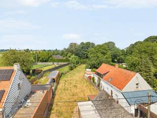 <p>Mooie BOUWGROND van 831 m² in LANDELIJKE OMGEVING – ideaal voor halfopen bebouwing (HOB)! Met een straatbreedte van 13 meter biedt dit perceel veel mogelijkheden voor het realiseren van uw droomhuis. RUSTIG gelegen in een groene omgeving, maar toch met een goede bereikbaarheid naar winkels, scholen en verbindingswegen.<br />Extra troef: Mogelijkheid tot 6% BTW-tarief bij sloop en wederopbouw! Meer info? Contacteer ons via caro@immobeguin.be of bel 0476 62 20 57.<br />Grijp deze unieke kans voor uw nieuwe thuis in een rustige, landelijke setting!</p>