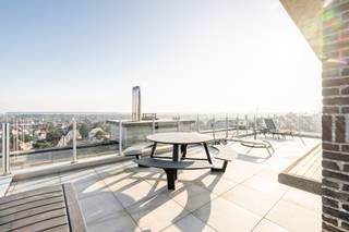 Penthouse en duplex avec 2 chambres et une grande terrasse ensoleillée, avec vue latérale sur la mer et vue dégagée sur le Zoute.<br /><br />Depuis le hall d'entrée avec toilettes invités et vestiaire, vous accédez à l'agréable espace de vie. Celui-ci se compose d'une cuisine ouverte entièrement équipée, d'un coin repas et d'un coin salon confortable, tous bénéficiant d'une belle vue latérale sur la mer. À ce niveau se trouvent également la première chambre avec des armoires encastrées pratiques, ainsi qu'une salle de bains séparée avec baignoire et lavabo.<br /><br />L'étage supérieur abrite la deuxième chambre avec sa propre salle de douche, équipée d'une douche, de toilettes et d'un lavabo. À côté se trouve la terrasse ensoleillée exceptionnellement spacieuse où vous pouvez profiter en toute tranquillité d'une vue latérale sur la mer et d'un magnifique panorama sur le Zoute.<br /><br />L'appartement dispose d'une cave privée dans la résidence. <br />Possibilité d'acheter un garage fermé.