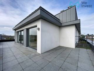 <p>Tel: 0456 79 45 19 / E-mail: sophia.vanhove@weinvest.be<br /><br /><br />Gelegen op de 5e en hoogste verdieping van een gebouw in het hart van een privé en beveiligde residentie, heeft dit penthouse van ca. 92 m² werkelijk alles om u te charmeren.</p>
<p>Het beschikt over een groot terras (meer dan 50 m²!) dat perfect zuidgericht is en de hele dag door zon krijgt, twee mooie slaapkamers (14,5 &amp; 12 m²) elk met hun eigen badkamer (een badkamer en een douchekamer), en een volledig uitgeruste open keuken die uitgeeft op een ruime en lichte leefruimte.</p>
<p>Verder geniet u van twee toiletten, een mooie inkomhal met ingebouwde opbergruimte, een veiligheidsdeur en een parkeerplaats onder de privéresidentie.</p>
<p>Het gebouw beschikt over een lift en u kunt eveneens gebruikmaken van de privé-tuinen van de residentie.</p>
<p>Het appartement is ideaal gelegen in de onmiddellijke nabijheid van tal van openbaarvervoersmogelijkheden (metro Bizet en Veeweyde / bus 74 &amp; verschillende De Lijn-buslijnen), met een vlotte toegang tot de Ring, vele parken en groene zones, en tal van voedingswinkels en andere handelszaken (Colruyt, Delhaize, Carrefour, Aldi, enz.), ideaal voor het dagelijkse leven.</p>
<p>Huur: € 1.385<br />Voorschotten voor gemeenschappelijke kosten, verwarming en warm water: € 215<br />Verplichte parkeerplaats: € 100<br />EPB: B-<br /><br />Onmiddellijk beschikbaar!</p>
<p>Voor meer exclusieve panden, bezoek www.weinvest.be</p>