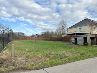 In het hart van de Ponjaard, een van de meest gegeerde en rustige plekjes van Melsele, bevindt zich deze prachtige bouwgrond in woongebied met landelijk karakter. Een omgeving waar open ruimte, groen en stilte nog vanzelfsprekend zijn, en waar wonen gebeurt op het ritme van het dorp.<br /><br />De bouwgrond leent zich voor de realisatie van één stijlvolle eengezinswoning, perfect ingebed in het bestaande straatbeeld. Geen verdichting, geen appartementsbouw, maar duurzaam en harmonieus wonen met respect voor de landelijke omgeving.<br /><br />Achterliggend agrarisch gebied zorgt voor een blijvend open zicht en privacy, terwijl alle voorzieningen, verbindingswegen en het centrum van Melsele vlot bereikbaar blijven.<br /><br />Een unieke kans voor wie op zoek is naar rust, ruimte en kwaliteit, op een locatie waar zulke percelen zeldzaam zijn.