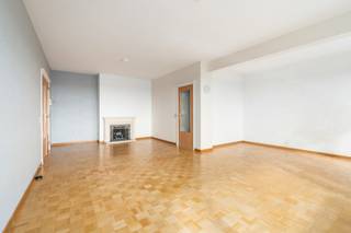 <p><span>Ruim en lichtrijk 2 slaapkamer appartement met prachtig uitzicht in Wilrijk.</span></p><p><span>Ontdek dit ruime appartement van 91 m² op de 13e verdieping, waar licht, ruimte en een prachtig uitzicht centraal staan. Met twee slaapkamers en een aangename leefruimte biedt dit appartement een ideale basis om uw woondromen waar te maken. <br />Bovendien geniet u van een praktische ligging nabij winkels, scholen, parken en belangrijke verbindingswegen. <br />Een mooie opportuniteit voor wie ruimte, comfort en een uitstekende bereikbaarheid weet te waarderen!</span></p><p><span> </span></p><h2><span>Indeling</span></h2><ul><li><span>Ruime inkomhal met een parketvloer en een praktische ingebouwde kast.</span></li><li><span>Lichtrijke leefruimte met parketvloer en een prachtig, open uitzicht.</span></li><li><span>Functionele keuken, uitgerust met een koelkast, vriezer en elektrische kookplaat.</span></li><li><span>Ruim zuidwestgericht terras waar u in alle rust kunt genieten van het prachtige uitzicht.</span></li><li><span>Apart gastentoilet.</span></li><li><span>Goed onderhouden badkamer, voorzien van een douche in bad en een lavabomeubel.</span></li><li><span>Twee ruime slaapkamers van respectievelijk 13,5 m² en 10,5 m².</span></li></ul><h2><span>Extra troeven</span></h2><ul><li><span>Gunstig EPC-label B, wat bijdraagt aan een energiezuiniger wooncomfort.</span></li><li><span>Voorzien van een veiligheidsdeur.</span></li><li><span>Voorzien van rolluiken.</span></li><li><span>Private kelderberging, ideaal voor extra opslagruimte.</span></li><li><span>Maandelijkse syndickosten van ca. 265, inclusief water, verwarming, onderhoud van het gebouw en de voortuin, de blokpolis en het reservefonds.</span></li><li><span>Ondergrondse autostaanplaats, verplicht bij aan te kopen voor 20.000.</span></li></ul>