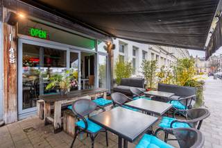 Dit uitstekend gelegen handelshuis bevindt zich op een absolute toplocatie, vlakbij het station van Berchem, met een constante passage en...