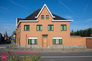 2x inkomhal (vroegere privé en praktijk), ruime living volledig in parket met open haard, 2 burelen of praktijkruimtes, keuken, wasplaats, 6 slaapkamers, 2 badkamers, 3 kelders, zolder, dubbele garage, tuin met berging. Uitermate geschikt voor vrij beroep (aparte ingang), zorgwoning, co-housing... aan de rand van het dorp met mooi zicht op agrarisch gebied. Aarzel niet ons te contacteren voor een bezoek.