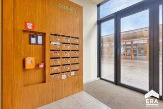 [[ DIT PAND NEEMT DEEL AAN DE ERA OPEN HUIZEN DAG OP 6/12 VAN 11:00 TOT 12:00 ]]
<h2>Waregem: recent appartement met 2 slaapkamers en met ondergrondse parkeerplaats te koop.<br /><br />Dit recent gebouwde, ruime hoekappartement met twee slaapkamers is gelegen aan de Zuiderpromenade in het centrum van Waregem. Het appartement bevindt zich op de derde verdieping, die bereikbaar is met een lift.<br /><br /><strong>Indeling:</strong><br />Inkomhal, woonkamer, ingerichte open keuken, terras, twee slaapkamers, badkamer met inloopdouche en dubbele wastafel, wasruimte en mooi terras met uitzicht op het Boekenplein en de bibliotheek.<br /><br /><strong>Voordelen:</strong></h2>

<ul><li>
	<h2>Hoek appartement</h2>
	</li><li>
	<h2>2 slaapkamers</h2>
	</li><li>
	<h2>​​​​​​​Centrum van Waregem</h2>
	</li><li>
	<h2>Ondergrondse p​​​​​arkeerplaats</h2>
	</li><li>
	<h2>​​​​​​​Rondom terras = gemakkelijk onderhoud.<br />	<br />	​​​​​​​Neem gerust contact op met Jérôme voor meer informatie: 0472/61.10.10</h2>
	</li></ul>