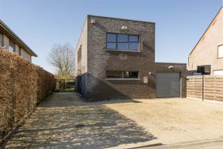 VRIJSTAANDE WONING MET 3 SLPS, GARAGE EN GROTE TUIN OP 696 M²Deze vrijstaande woning van 2010 is rustig gelegen langs de Wakkenstraat te Markegem. De...