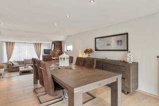 Deze gerenoveerde woning met 5 slaapkamers en tuin is rustig gelegen, doch ook zeer strategisch gelegen op 5 km van het centrum en slechts 8 km van de Nederlandse grens.
Deze ruime woning (circa 215 m²) heeft een zo goed als totaalrenovatie ondergaan de afgelopen jaren waardoor het ook een goede EPC C score heeft behaald.

Bekijk ook zeker de praktische indeling op onze website via deze link : https://www.vastgoedservice.be/vgs4/pand_one.asp?Immo_ID=19775.

Hier even een opsomming van de belangrijkste punten :
•	Dak vernieuwd geweest + geïsoleerd 
•	Bovenverdieping volledig ingericht
•	3 slaapkamers en/of bureauruimte beneden + 2 slaapkamers boven
•	PVC ramen geplaats met HR beglazing
•	Verwarmde veranda met glazen schuifwanden
•	Badkamer + toilet zeer recent (2024) vernieuwd 
•	Volledig Kelder inclusief garage met automatische poort
•	Elektrische kachel, sproei installatie in de tuin, enz… 

Kortom een zeer leuke woning dat zeker een bezoek waard is !

Voor verdere informatie kan U steeds terecht op ons kantoor. 014/82.15.15.