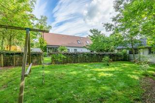 Ontdek deze<strong> prachtige villa </strong>in het idyllische Waasmunster. Gelegen <strong>temidden van het groen </strong>vormt deze woning de <strong>perfecte uitvalsbasis voor heerlijke wandelingen</strong>. Toch blijft u op fietsafstand van het dorpscentrum, met winkels, scholen en sportfaciliteiten vlakbij en geniet u - dankzij de nabijheid van de E17 - bovendien van een <strong>vlotte verbinding naar Antwerpen en Gent</strong>.<br /><br />Vanaf minuut één word je ondergedompeld in de <strong>gezellige, landelijke stijl</strong> van deze <strong>recente villa</strong> (bouwjaar 2010). <br />Op het gelijkvloers bevindt zich de <strong>master bedroom met ensuite badkamer </strong>(met bad, douche, dubbele wastafel), een mooie dressing én een groot raam met zicht op de tuin. Opstaan en meteen genieten van het groen, dus. In de <strong>prachtig aangelegde tuin</strong> rondom het hele huis heb je veel privacy en de hele dag zon op het <strong>zuid gerichte terras</strong>. Nog meer sfeer in de woonkamer met zijn <strong>eiken parketvloer en orangerie</strong>. De <strong>grote raampartijen</strong> trekken de aangename, natuurlijke lichtinval in elk seizoen naar binnen. De volledig geïnstalleerde, open keuken met eiland vormt een heerlijke plek om samen te koken, te praten en te genieten. Een aansluitende kelderruimte voorziet extra bergruimte.<br /><br />Verder op het gelijkvloers: een bureauruimte die ook dienst kan doen als extra slaapkamer. Aansluitend bevindt zich een <strong>polyvalente ruimte</strong>, met aansluitingen voor wasmachine en droogkast, en rechtstreekse toegang tot de tuin — ook<strong> ideaal voor een vrij beroep </strong>of<strong> </strong>als hobbyruimte. De woning heeft verder een <strong>ruime oprit </strong>en extra parkeergelegenheid voor meerdere wagens aan de straatzijde.<br />Op de eerste verdieping vind je een ruime nachthal, <strong>drie comfortabele slaapkamers</strong>, waarvan één met douche en toilet. <br /><br />Deze villa is een zeldzame kans in Waasmunster voor wie op zoek is naar een woning waar <strong>energiezuinigheid, groen en comfort </strong>samenkomen.<br />Bel voor info of een vrijblijvend bezoek naar : 03 502 98 74 of mail naar alexandra@claves.be<br /><br /><span><em>Vastgoedinfo in aanvraag</em></span>
