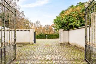 Dit uitzonderlijke kasteeldomein, met bijhorende verhuurde conciërgewoning, is gelegen op een royaal perceel van 12.401 m² en wordt omringd door...