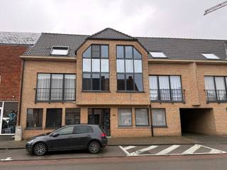 Centraal gelegen appartement met twee slaapkamers, terras en garage. <br /><br />Indeling en omschrijving:<br />U betreedt dit appartement via de inkomhal, die toegang geeft tot de ruime woonkamer. Aan de linkerzijde bevindt zich de keuken, uitgerust met boven- en onderkasten, dubbele spoelbak, kookplaat en dampkap. Via de nachthal bereikt u de badkamer, welke voorzien is van een douche in bad en een lavabo met meubel. Verder zijn er twee slaapkamers, een praktische berging met aansluitingen voor wasmachine en droogkast en het toilet. Bovendien beschikt het appartement achteraan nog over een terras en garage.<br /><br /><span>Extra info: geen verdere gemeenschappelijke kosten I EPC 123 kWh/ (m² jaar) label B I watertoets: P-score: A I G-score: A.</span>