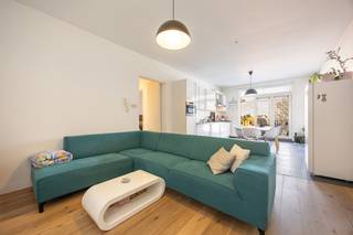 <strong>Instapklaar appartement van 77m², op de eerste verdieping, met o.a. 1 slaapkamer en terras, vlakbij de Grote Markt van Turnhout. EPC: label B (190 kWh/m²), asbestveilig en elektriciteit conform.</strong><br />
<p><strong>Ligging:</strong> Het appartement ligt vlakbij de Grote Markt van Turnhout met winkel, horeca, scholen, openbaar vervoer… op wandelafstand. Minder dan 5 minuten rijden naar de oprit van de E34, wat voor een vlotte verbinding zorgt richting Eindhoven en Antwerpen.</p>
<p><strong>Indeling: </strong>Leefruimte met open keuken, berging/wasplaats, nachthal, badkamer, slaapkamer, terras, gezamenlijke fietsen- en afvalberging. Kelderberging.</p>
<p><strong>Omschrijving: </strong>Goed onderhouden en instapklaar appartement op de eerste verdieping, aan de rustige achterzijde van het gebouw. U komt binnen in de leefruimte met links een zithoek op parketvloer en rechts de ruime open keuken op tegelvloer. De keuken is voorzien van keramische kookplaat, dampkap, koelkast, vaatwasser en combi-oven. Naast de keuken bevindt zich nog een praktische berging, welke ook dienst doet als wasplaats. Via de nachthal komt u links in de badkamer, voorzien van inloopdouche, wastafel met meubel en toilet. Aan de rechterkant bevindt zich de ruime slaapkamer voorzien van parketvloer. Het terras van 10m² is te bereiken via de leefruimte en biedt zicht op de binnenkoer. Verder beschikt het appartement nog over een kelderberging.</p>
<p>De residentie is voorzien van een gemeenschappelijke fietsenberging en afvalberging.</p>
<p>Meubels, gordijnen en verlichting zijn over te nemen, in samenspraak.</p>
<em>Bijzondere informatieplicht: in aanvraag</em>