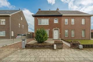 <p>Deze degelijke halfopen bebouwing in Turnhout combineert 3 tot 5 slaapkamers, een ruime garage, een aangename tuin en tal van energiezuinige extra’s. Met een gunstig EPC-label B (132 kWh/m²/jaar) biedt deze woning heel wat ruimte en wooncomfort.</p><p>Via de inkom- en traphal kom je in de ruime, lichtrijke leefruimte en de ingerichte eiken eetkeuken, voorzien van alle nodige toestellen. Verder bevinden zich op het gelijkvloers een apart gastentoilet en een praktische waskamer. Daarnaast beschikt de woning over een kelder.</p><p>Op de eerste verdieping bevinden zich 3 volwaardige slaapkamers, waarvan 2 met een grote ingebouwde kast. De badkamer is uitgerust met een ruime inloopdouche, een wastafelmeubel en een toilet. De grote, recent geïsoleerde zolderverdieping is bereikbaar via een vaste trap en biedt de mogelijkheid om 2 extra slaapkamers te creëren.</p><p>Buiten geniet je van een aangename, zuidgerichte achtertuin, volledig omheind en afgesloten met een elektrische poort. De ruime garage, eveneens voorzien van een elektrische poort, biedt plaats voor een wagen en extra bergruimte.</p><p>Ook op energetisch vlak heeft deze woning heel wat troeven! Dankzij de 15 zonnepanelen en de thuisbatterij wordt ingezet op eigen energieproductie en -opslag. Bovendien beschikt de woning over centrale verwarming op aardgas en een conforme elektrische installatie.</p><p>Met een perceeloppervlakte van 270 m² en een kadastraal vermelde nuttige oppervlakte van 172 m² biedt deze woning tal van mogelijkheden voor het hele gezin.</p><p>Een ruime en degelijke gezinswoning met een gunstig EPC en heel wat interessante extra’s!</p><p>Alle informatie onder voorbehoud van vergissingen en wijzigingen. Oppervlaktes zijn indicatief. Dit is geen aanbod, maar een onderhandelingsvoorstel.</p><p>Stedenbouwkundige inlichtingen in aanvraag.</p>