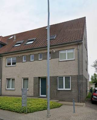 Gezellig gelijkvloers appartement met tuin en parkeergelegenheid.<br />Living met open keuken, <br />2 slaapkamers, badkamer, toilet, kleine berging (wasruimte).<br />Parkeerplaats en afgesloten berging ondergronds.<br />Parkeerplaats aan straatzijde (rechterzijde van het gebouw)<br />Tuin achteraan met doorgang aan rechterzijde van het gebouw.