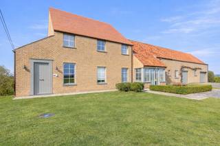 Deze instapklare fermette is uitzonderlijk mooi gelegen in de Polders rond de manege van Knokke. De woning beschikt over 4 slaapkamers, een mooie...