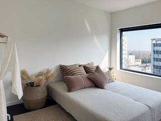 <span>Premium penthouse in Berchem aan scherpe voorwaarden + SLECHTS 6% BTW, ZOWEL VOOR EIGEN BEWONING ALS (PARTICULIERE) INVESTEERDERS (onder voorwaarden)</span><br /><br /><span>Dit duplex penthouse mét privélift in Berchem (Oogststraat) is er voor wie een woning zoekt 'op niveau': lichtrijk, duurzaam én bijzonder luxueus wonen, met de stad aan je voeten. Een buitenkans voor wie op zoek is naar uitmuntende woonkwaliteit en verrassend veel ruimte en rust, zo dicht bij 't Stad.</span><br /><br /><span>Dit penthouse, het allerlaatste beschikbaar in het ultra-duurzame nieuwbouwproject Zilverkwartier, wordt tegen scherpe voorwaarden aangeboden én geniet van het verlaagd btw-tarief voor sloop en heropbouw (onder voorwaarden).<br /><br />NIEUW: niet alleen wie dit Zilverkwartier penthouse koopt voor eigen bewoning, maar ook investeerders (particulier of vennootschap) kunnen nu van dit gunsttarief genieten. (www.zilverkwartier.be/verlaagd-btw-tarief)<br /><br />Zilverkwartier penthouse - uniek, ruim en karaktervol wonen op 7 hoog:<br />Bewoonbare opp. ca. 167 m² | 2 ruime slaapkamers | Bureau | Privélift tussen de 2 niveaus (levensloopbestendig wonen) | Karaktervol ingericht, met donker getinte parketvloer en bijzondere keramiek | 2 grote, zonnige terrassen (voor- en achteraan, samen ca. 49 m²) en uitkijk op grote en rustige binnentuin | Aansluiting op duurzaam warmtenet, een garantie voor schone energie en stabiele prijzen | Aangename en efficiënte vloerverwarming</span><br /><br /><span>Info: www.zilverkwartier.be/penthouses</span><br /><br /><span>Een persoonlijke afspraak? https://www.zilverkwartier.be/afspraak/ - wonen@fidesinvest.be - t 03 232 54 00</span>