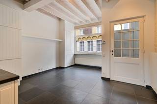 Een hoogwaardig en instapklaar herenhuis met ruime woonvolumes, drie slaapkamers en twee ensuite badkamers, rond een zonnige stadskoer in de Beenhouwersstraat, in het historische hart van Brugge. De leefruimte ligt op de eerste verdieping aan de straatzijde en geniet van veel licht. De slaapkamer op de tweede verdieping kan bovendien worden opgesplitst in twee volwaardige kamers.Met een perceeloppervlakte van 75 m² en een totale bebouwde oppervlakte van 132 m² biedt deze charmante woning verrassend ruime woonvolumes. Gelijkvloers:- inkomhal- Toilet- leefruimte met open keuken- hall met aansluiting wasmachine- zonnige en privatieve stadskoerEerste verdieping:- slaapkamer met ensuite badkamer - toilet- leefruimte / bureau / slaapkamerTweede verdiep: - slaapkamer als het ware privésuite met een en-suite badkamerEen unieke kans voor wie stijlvol en comfortabel wil wonen in het centrum van Brugge. In 2023 werd een nieuwe hoogrendementsketel geplaatst. De muren werden extra geïsoleerd in 2025.De eigendom wordt aangeboden via de Power-sale formule. De vermelde prijs is een instelprijs.