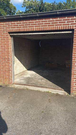 Afzonderlijke garage te huur: poortbreedte 220cm<br />Proper, in goede staat, dak recent vernieuwd