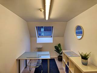 Het kantoorgebouw word ter beschikking gesteld in de vorm van verschillende aparte kantoorruimte gaande van 9m² of 15m².  Het gebouw is ideaal...