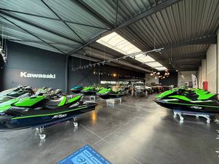 Multifunctioneel handelspand van 913m², opgedeeld met een showroom van 468 m² en een ruime werkplaats/magazijn van 445 m², fantastisch gelegen...